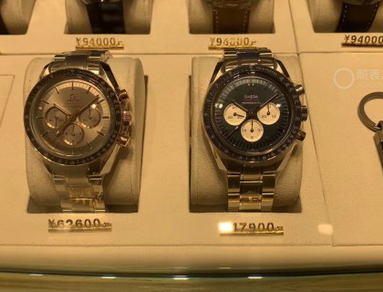 左边的也是东京奥运会纪念款。一共出了五种颜色。黑白的熊猫款最先卖完。左边的是铂金款。略贵