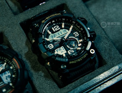 第二支是来自于小姨送的18岁生日礼物，卡西欧G-SHOCK GG1000也就是一代小泥王，带有温度计和指南针功能，在不能带手机的高中绝对是每天在学校的必玩玩具了。这支比较惨，在售后换过两次电池还更换过一个传动组，因为秒针经常会慢。