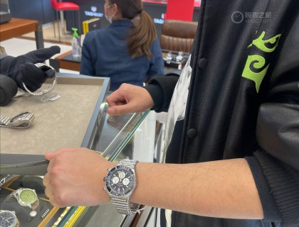 这款是黑色陶瓷圈44mm的超级机械计时