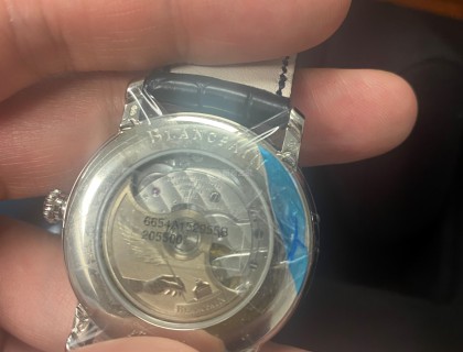 背后的纹身略有不同
