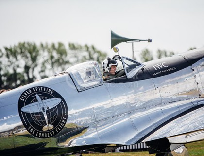 2019年，IWC的喷火最长的飞行活动沙夫豪森IWC万国表鼎力支持“Silver Spitfire – The Longest 
Flight”（银翼喷火战斗机之最长的飞行）远征。英格兰堡特比飞行学院（Boultbee Flight 
Academy）创始人、优秀的英国飞行员Steve Boultbee Brooks和Matt 
Jones将驾驶这一具有标志性意义的飞机，从英国古德伍德起飞，开启环球飞行之旅。这架于1943年制造的“战鹰”将在数月内飞越43,000余公里，飞行约150个航段，计划横跨约26个国家和地区。
