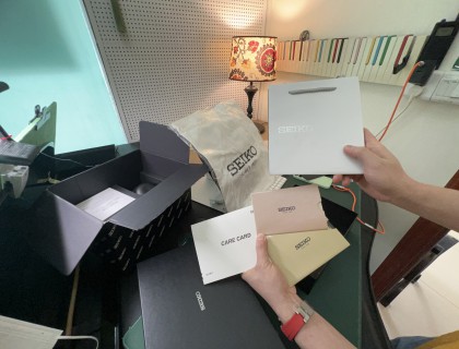 赠品也是无语。一个纸袋、一个帆布袋、几张明信片。直接扔掉。