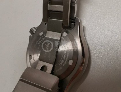 运动表扣，比普通的表扣多一层保护盖。表带上标记了材料为钛合金。
