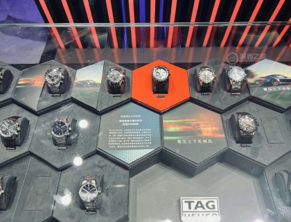 虽说展台不比店里，但是表还是挺全的