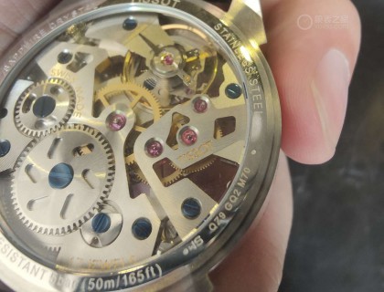 背面图，这款手表用的ETA6497，手动上链的机械芯。虽然麻烦，但人生在于折腾嘛。