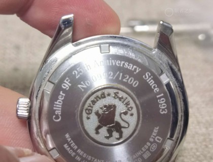拍照定位后盖的位置 待会装回去就不会拧松 拧的时候加盖一层保鲜膜 25周年的后盖 销量1200 编号992请忽视后盖的泥垢