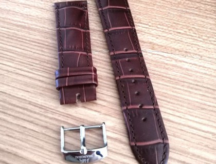 原厂皮带的针扣是原钢色的，提前拆下。