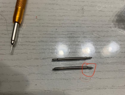 下面的是原装的，歪了断了！