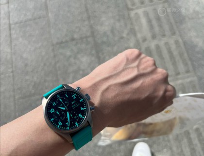 拎着早餐去上班，颜色真扎眼