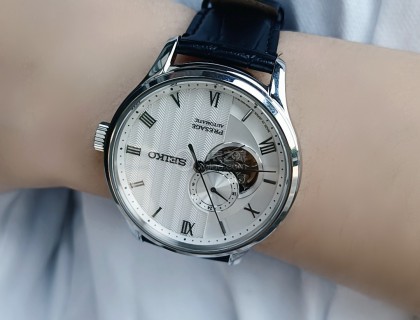 嗯，就是这块手表了，表盘的尺寸，对于我男朋友来说正好不过了，简约的白色表盘，感觉超极干净