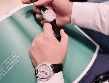 伯爵Limelight Gala系列的设计灵感源自于PIAGET伯爵的四大设计核心：卓越机芯、精湛金工、缤纷色彩和璀璨光芒，这枚全新的腕表都做到了。