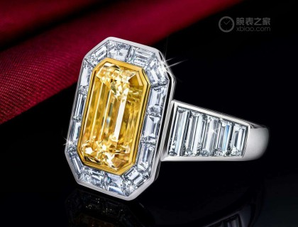 Jacobandco 14颗白色钻石的精致框架装饰着令人惊叹的4.55克拉的黄色钻石。柄上还有更多的法棍钻石,给人留下 持久的印象。