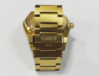 表扣和上面的TISSOT1853字样，可以看到金表带对光影质感的提升