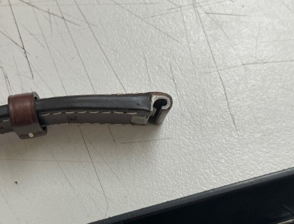 IWC的快拆，侧面有金属部分暴露，就容易产生摩擦