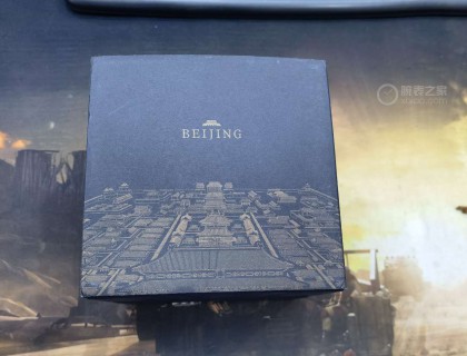 正方形的表盒，上面有紫禁城图案和BEIJING的logo