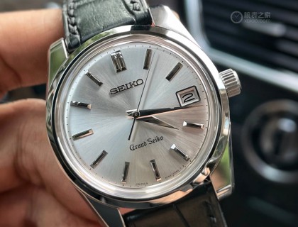 GS在2019年以石英表的形式复活了这块腕表，就是这枚SBGV009，同期一起发售的还有黑面的SBGV011，这两款都是限量，009限量1200枚，011限量900枚。