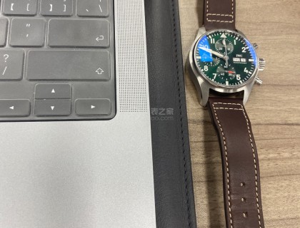 室内有种深绿暗黑的效果
