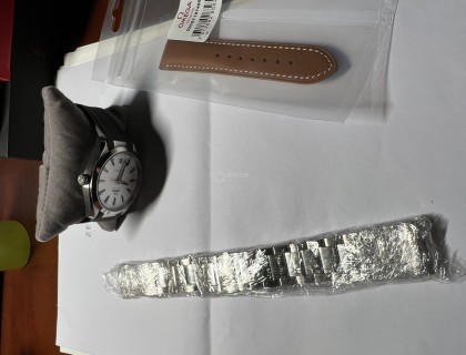 钢表带和皮表带，此时表上的是橡胶表带，还缺黑色鳄鱼皮表带和NATO表带。