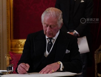▲查尔斯三世相当喜爱Toric计时码表，最近他登基签署即位宣言还是戴着同款表。