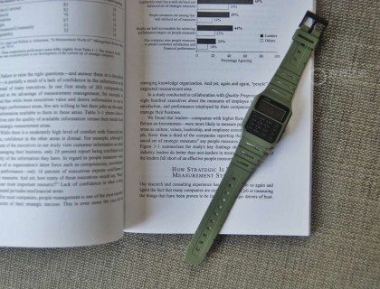 一直对Apple watch这种智能手表不怎么感冒，有个手机天天叮叮咚咚消息就够烦了。这块卡西欧计算器手表可谓是现代智能手表的鼻祖。小时候如果手表上能有个计算器，那去考试就是携带核武器，在学校就是最靓的仔