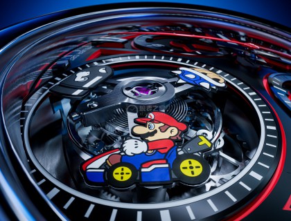 TAG Heuer X Mario Kart马里奥赛车联名限量陀飞轮计时腕表，6点钟位置的黑色陀飞轮转动时，象征Mario马里奥元素的刺刺龟壳和炮弹刺客也相呼应的转动。