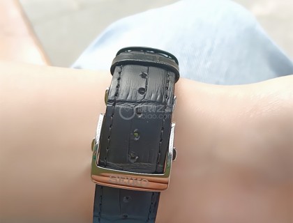 皮质的表带，就很舒服啊，也不压手腕的