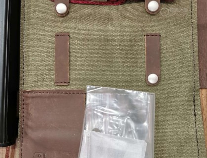 配備一對腕表原裝生耳桿，附贈一根紅白相間的織物NATO表帶。