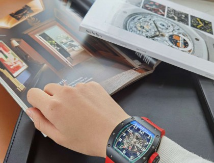乍看这支手表，是不是看起来很像不值钱的玩具表。其实不是哦，它的价格高的让人咋舌。
