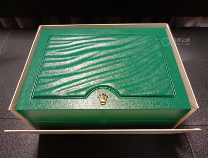 图（5/9）绿得发油的盒子，金灿灿亮眼的👑。