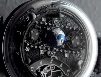 這款新表款還采用全新設計的圓形表殼（43 毫米），黑色涂層并配有圓頂藍寶石水晶表鏡，最大限度地提高了表盤上機械模塊的可見度。表盤底座設計為黑色，模擬月球表面。