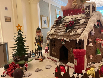 丽思的圣诞🎄氛围还是不错滴，超大姜饼屋细节满满