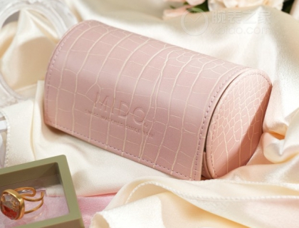 圆筒形裸粉色表盒，可以保护手表和表带，外出携带也很方便。
