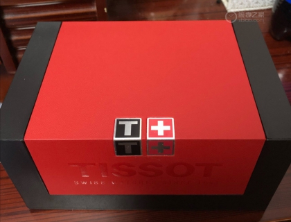 红黑色的表盒很好看，看着很有质感