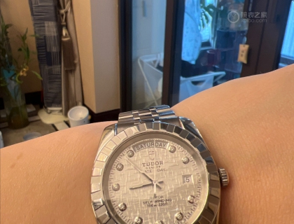 带纹理的表盘，不单调。