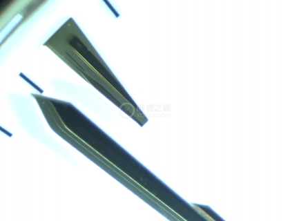 指针的侧边打磨处理的很好 没有一点毛刺 针尖也是非常尖锐，这张拍的能看到分针就是个金属片有一定的厚度