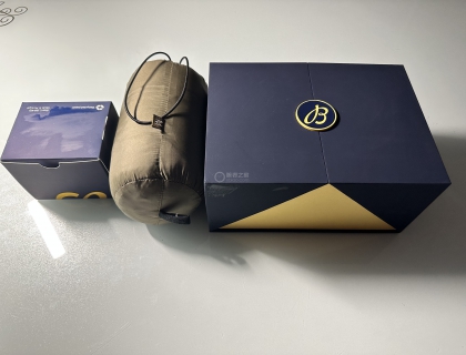 左边两个是去年鉴赏会准备的小礼物，我由于疫情缺席了，这次一并发过来了。