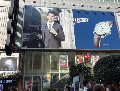南京西路的浪琴店，第一次接触手表。
