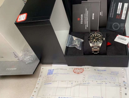 大全套，保卡和发票是去年的，生日到手的，整整时隔一年。
