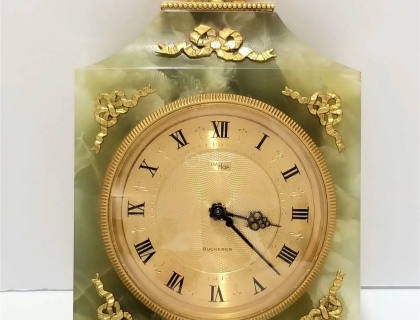 今天分享的时钟用精美的玛瑙作为载体，搭配瑞士制造的顶级机芯，在20世纪中期，可以作为一个家庭的传家宝，正面四角的地方是使用镀金黄铜装饰的蝴蝶结，这是一件完美的艺术古董钟！