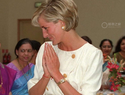 1997年，戴安娜王妃访问印度期间，戴着一块纯金卡地亚法国坦克