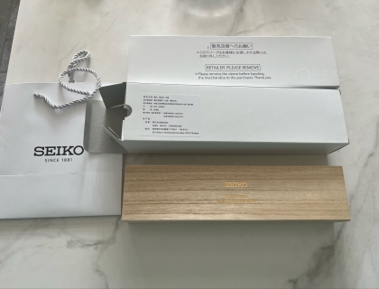 破万的表，这种包装感觉差了点意思，唯一稍好的是类似日本刀白鞘的朴木盒。