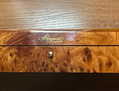 桃木表盒，做工很精致，背面有制作时间和制作者姓名