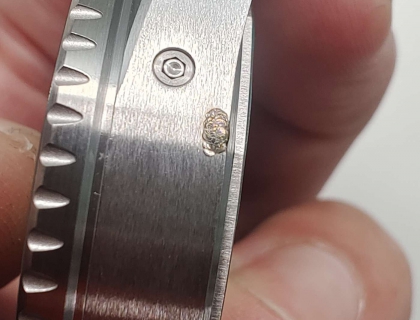补钢后，显微镜底下慢慢手工打磨老半天。