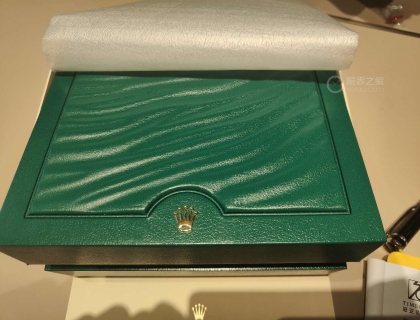 心心念念的劳力士小绿盒，很有质感。