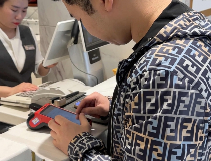刷卡付錢。