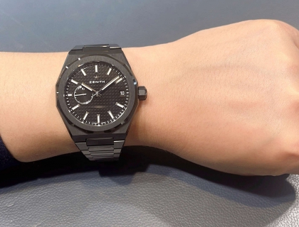 DEFY SKYLINE天际腕表表链在内完全采用黑色陶瓷打造的全新款式