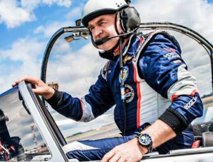 立陶宛著名无限特技飞行员Jurgis Kairys 佩戴VE腕表飞行