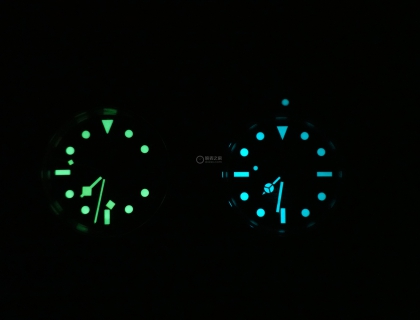 俩蓝绿夜光放一起，个人还是比较喜欢右边的盘面对称，Pro 的立体时标可能肉眼看更强些