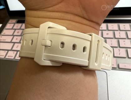 长期佩戴 可能会有点发黑！
