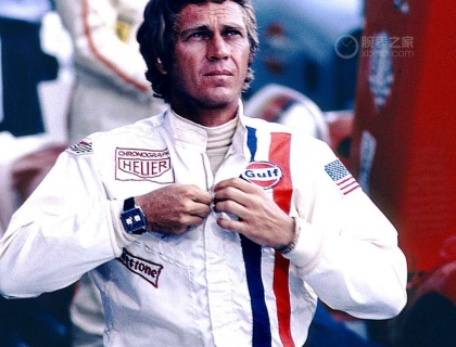 1971年在电影勒芒里，Steve McQueen当时美国的顶流之一，戴着方形摩纳哥腕表，穿着海湾石油的队服上了头条。
